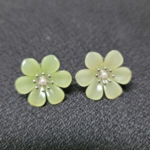 ☘️Green Acrylic Flower Post Earrings With Silver Bead And Pearl Center